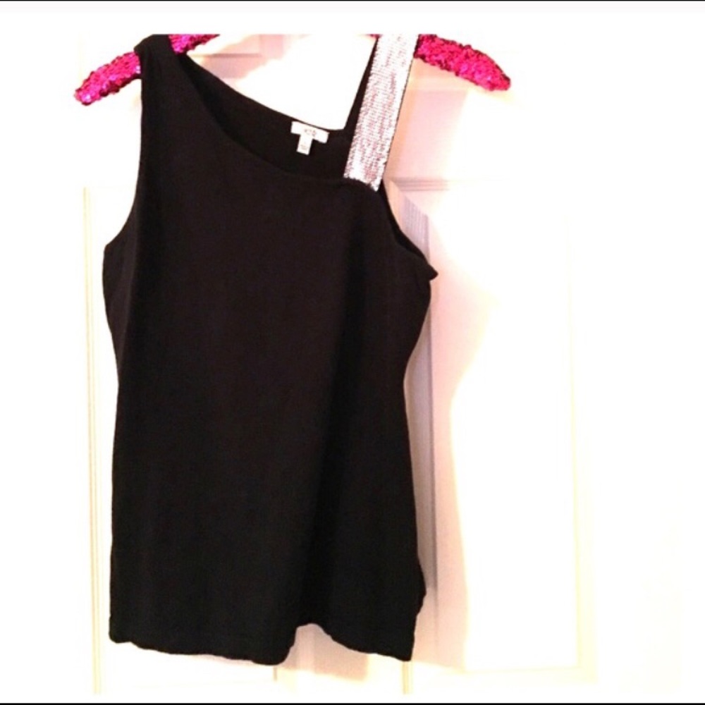 Cache one shoulder top